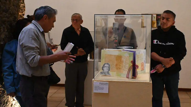 Los asistentes observaron a detalle cada obra. 